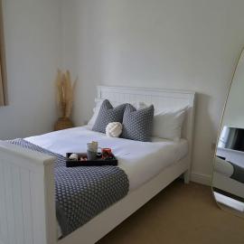 Modern 2 Bedroom Wokingham Apartment, En Suite, Free WiFi, On Site Parking, Guests 4, hotel u gradu 'Wokingham'
