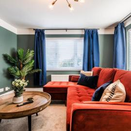 3-Bedroom Apartment 2-Bathrooms 2-Off Street Parking Spaces, Hotel in Ellesmere Port