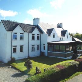 Atholl House Skye، فندق في دونفيجان