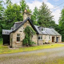 Viesnīca Red Squirrel Cottage, Family & Pet Friendly Adventure Retreat, Strathdon, Aberdeenshire pilsētā Towie