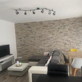 Grand T2 tout équipé centre, spacieux et lumineux, 1 chambre, 1 à 4 pers, possible 5 pers avec lit d'appoint et draps supplément de 20 euros, clim, wifi, balcons, parking gratuit sur place, option parking privé disponible en été 5 euros par jour, hotelli kohteessa Lorient