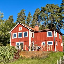Gardeners house with sauna and lake view, hotell i Vreta kloster