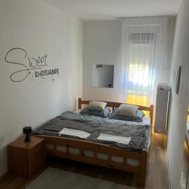 Leon Apartman، فندق في بيتْش