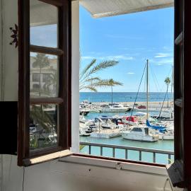 Sea view loft in La Duquesa close to beach, hotel em Manilva