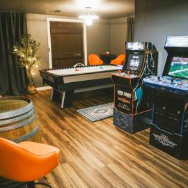 Vibrant Forest Retreat - Game Room, Spa, Fire Pit - Sleeps10, hotel in Spirit Lake