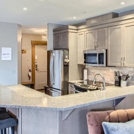 Stonegate Resort Unit B108, hotell i Big White