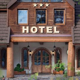 Hotel Szymbark، فندق في تشيمبارك