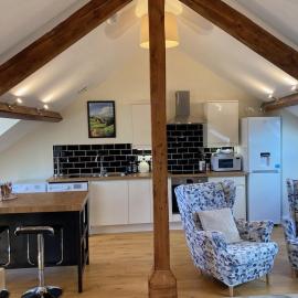 Windows over Stroud - 2BR Penthouse in Historic Building