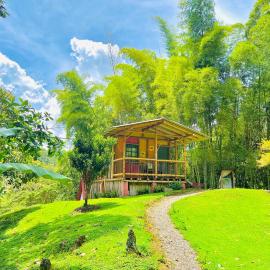 Cabañas con cascada privada & vistas a la montaña Naturaleza total, hotel in Jardin