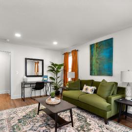 Retro Glam: Colorful Mid-Century Haven Apt 2, ξενοδοχείο στην Ομάχα