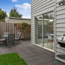Contemporary & Central in Exclusive Sandy Bay