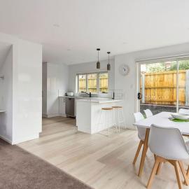 Contemporary with Courtyard by Sandy Bay Delights، فندق في خليج ساندي