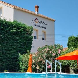 L'Oustaloise - Chambres et table d'hôtes prés de Béziers- Alex est cuisinier de métier- Piscine avec transats et parasols terrasse parking privé et garage à vélos motos- Labellisée Accueil vélo et Vignoble et découverte, hotelli kohteessa Faugères