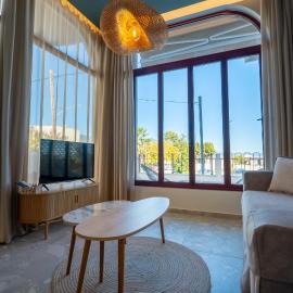 Take me here with a sea view by Salt Apartments, hotel u Volosu