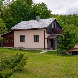 House Polane in the Forest, 45 km from Seaside, hotel di Delnice