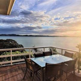 Beachfront bach w beautiful sunsets, pizza oven, handy to town