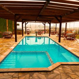Chalé com Piscina Aquecida - Vista Panorâmica da Praia, a 200m do Mar, Sala de Jogos, Academia e Churrasqueira, hotel em Imbituba