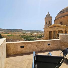 Scenic Views - A Stylish Getaway in Mgarr, Hotel in Mġarr