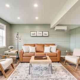 Idyllic Enumclaw Studio w/ Mount Rainier Views, hotel em Enumclaw