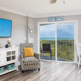 Sea View and Sunrise Top Floor Ocean Pointe 2412, Hotel in Key Largo