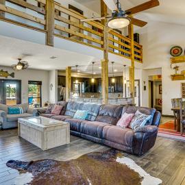 Hot Tub + Fire Pit: Possum Kingdom Lake Retreat!, hotel em Strawn