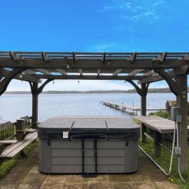 3BR Fife Lake Getaway with Fire Pit & Hot Tub, hotel a Fife Lake