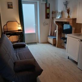 Petite maison studio cosy avec jardin, hotel u gradu 'Saint-Honoré-les-Bains'