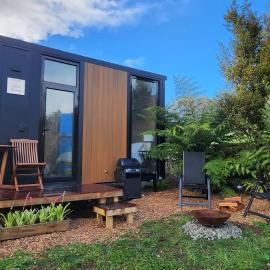 Cozy Cabin2 at Dairy Flat Farm, hotel din Waitoki