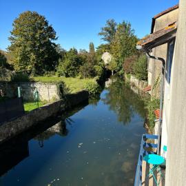 Pieds dans L'Aume - Right on the river centre of town, hotel Aigre-ben