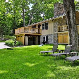 Fun In Fun Out Ski Home - Upper Unit, Renovated 3BR-2BA, Hot Tub, Close to Resort