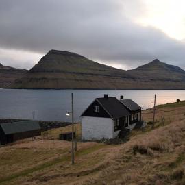 House by the ocean and majestic mountains: Syðradalur şehrinde bir otel