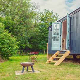 Luxury hut on the River Arle