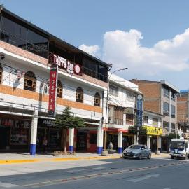 Alojamiento valery 2 โรงแรมในอัวรัซ