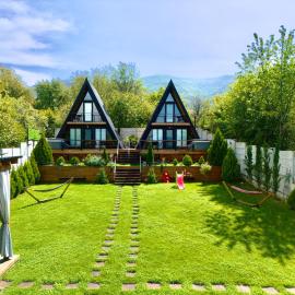 Luxury Cottages with Hot Tubes, Garden and BBQ, hotel in Mtskheta