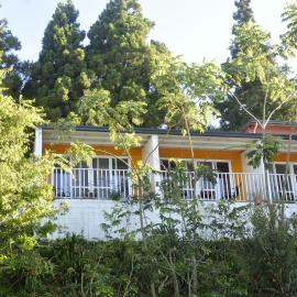 Iris Farmhouse, hotel Zsenajban