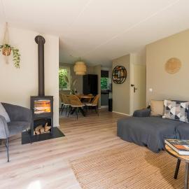 Cozy No 2 Wellness Villa Hottub, Sauna en houtkachel，Hernen的飯店
