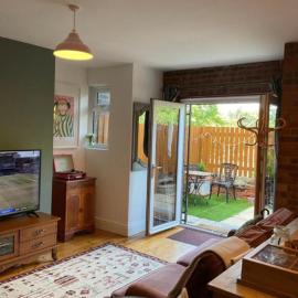 Rock Studio - Free Parking & WIFI Near City Centre