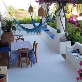 Antica casa eoliana con terrazza vista sul faro di Strombolicchio e giardino