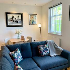 Elegant Period Apartment for 3, Free Parking, Central