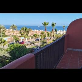 APARTAMENTO DUPLEX con piscinas y MARAVILLOSAS VISTAS AL MAR, hotel in Estepona