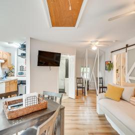 Epic Brunswick Apartment with Deck!, hotel in Brunswick