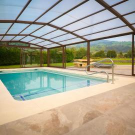Piscina climatizada y cubierta 365 dias en Casa Rural con Encanto El Puentuco una de las casas mas valoradas de Cantabria, hotell sihtkohas Villacarriedo