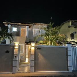 Casa com piscina, churrasqueira e ar condicionado em condomínio