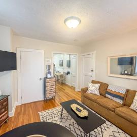 ½ mile to Longwood Medical, Renovated, Pub Trans, hotel em Brookline