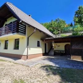 Idyllisches Haus in der Natur