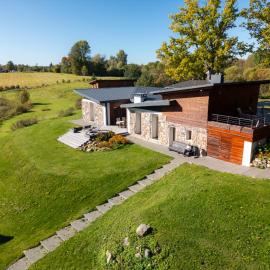 Dabas Mājas - Your Dream Holiday Spot cooperated with STARLINK internet, hotel di Vecslavēkas
