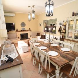 Villa Erato, hotel i Kineta