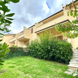 Marcelli, trilocale con giardino a 200mt dal mare - M114, hotel din Marcelli