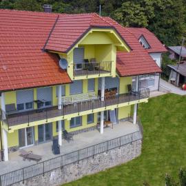 Yellow House Grabrovec, hotel a Metlika