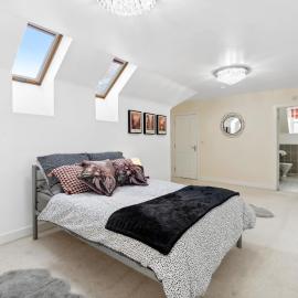 5BR Hinckley l Sleeps 10 l 2 Big Parking l House, hotel in Hinckley
